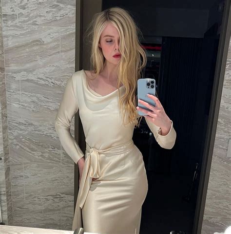 Elle Fanning Sexy In Alexander Mcqueen Dress 4 Photos The Fappening