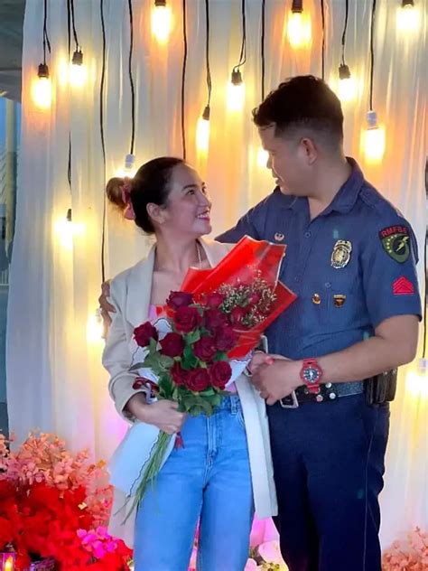 policeman makes surprise wedding proposal to girlfriend who just arrived at airport