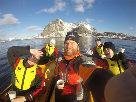 Henningsvær's dramatic setting is on par with reine, with colorful buildings. Henningsvær Kayak (Henningsvaer) - ATUALIZADO 2020 O que ...