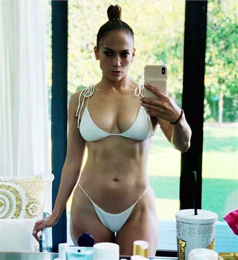 Jennifer López revoluciona las redes con su posado en bikini