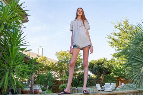 maci currin âgée de 17 ans elle détient le record des plus longues jambes du monde vidéo