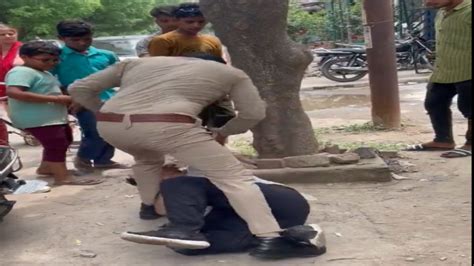 पुलिसवाला बना गुंडा सिपाही ने युवक को बीच सड़क पर गिराकर लात घूंसों से पीटा video वायरल होने