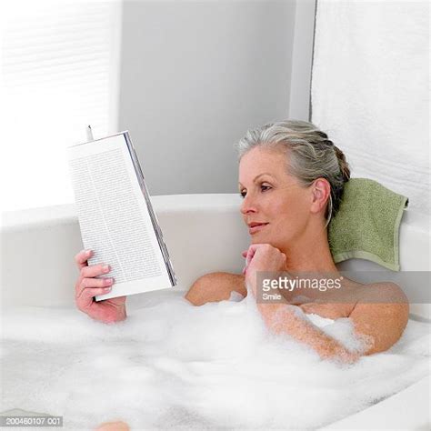 Mature Woman In Bath Photos Et Images De Collection Getty Images