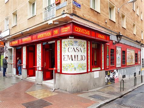 One Woman S Noble Mission To Document Madrid S No Frills Bars