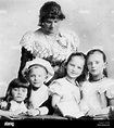 Retrato de familia de Hermann Goering (segunda desde la izquierda) con ...
