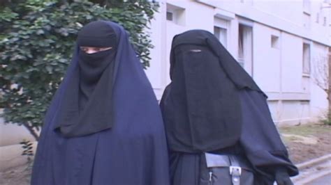 2 arrested as france s ban on burqas niqabs takes effect