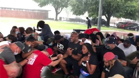 Video White People Kneel Ask Forgiveness From The Black Community In