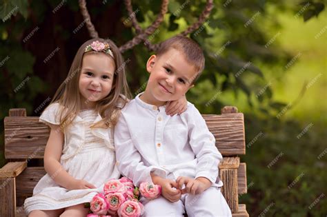 Niños Felices Hermano Y Hermana Amigos En La Naturaleza En Un Parque