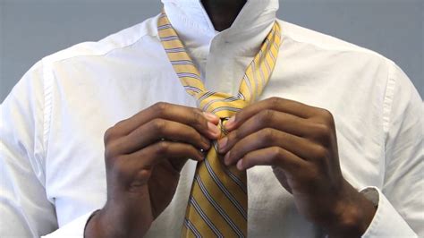 This is one of those essential man skills, up there with shaving, and hunting a wild boar with a knife and a stick. The Perfect Tie Dimple explained by Tie Society - YouTube