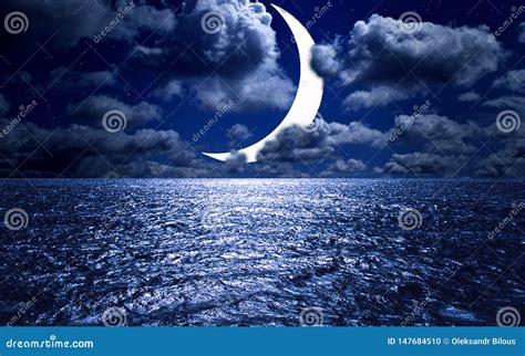 Stelle Nuova Luna Sopra Il Mare Alla Notte Fotografia Stock Immagine