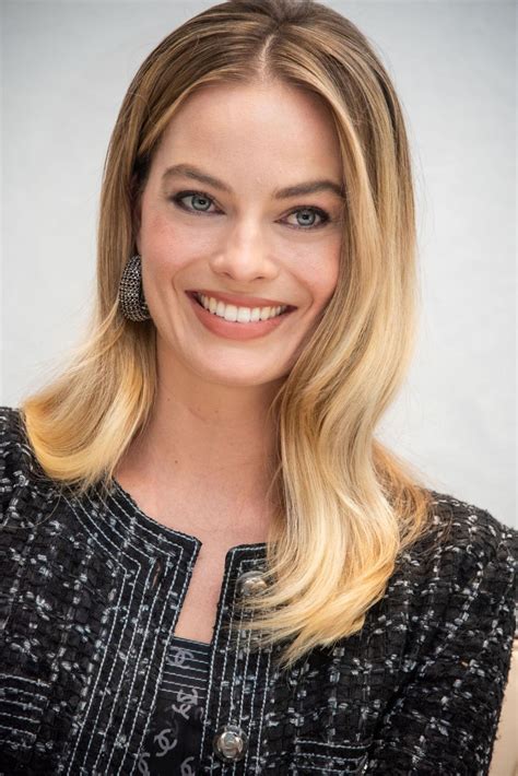 Will smith & margot robbie insult each other | contains strong language! Margot Robbie - "Bombshell" Press Conference Photoshoot (more photos) • CelebMafia