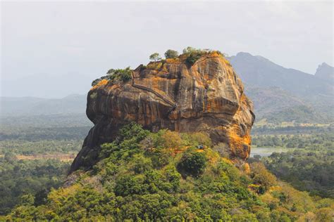 Beklim De Pidurangala Rock En Bewonder De Lion Rock In Sigiriya Sri