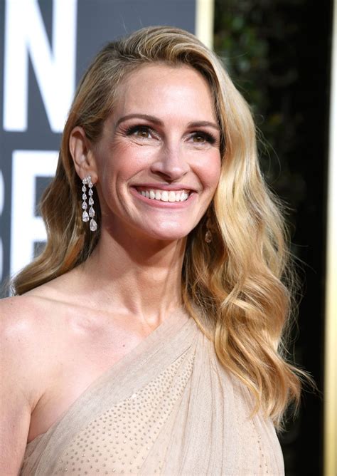 Julia roberts' youngest son is all grown up and he looks so much like his famous father, danny julia roberts proved why she's one of the most beautiful women in hollywood with a gorgeous. See Julia Roberts's Lob - Julia Roberts Asymmetrical Lob | InStyle.com