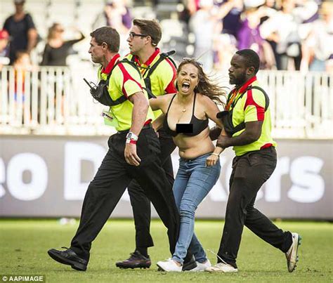 Streaker Disrupts Afl Game Between Gold Coast And Fremantle At Optus Stadium Daily Mail Online