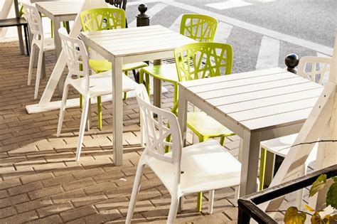 테이블과 의자가 있는 거리 도시 카페 레스토랑 프리미엄 사진
