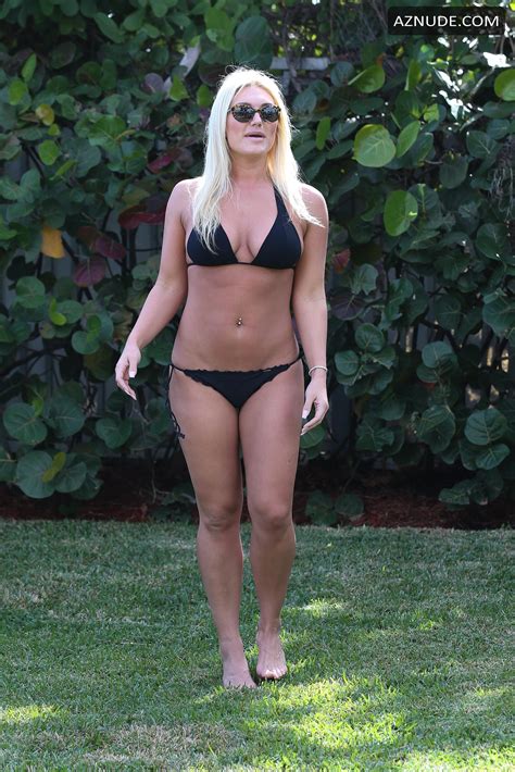 Brooke Hogan Sexy Reality Tv Star Poses For Graphers In A