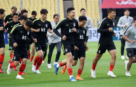 죽다 살아난 한국 축구… 한국 올림픽 축구대표팀이 25일 열린 조별리그 b조 2차전(이바라키현 가시마)에서 루마니아를 4대0으로 대파했다. '한국 VS 온두라스', '2018 러시아 월드컵' 앞두고 평가전 ...