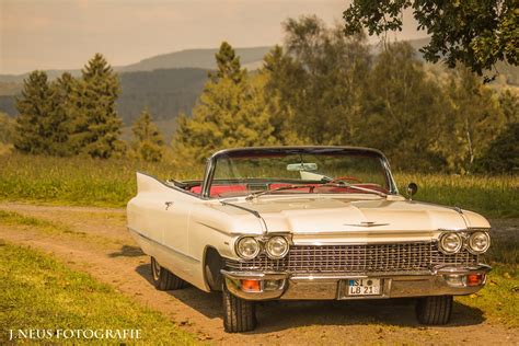 Het staat voor voertuigen die, per definitie, nog geen oldtimer zijn maar aardig op weg zijn het te worden. Oldtimer Cadillac De Ville Cabrio, Oldtimer - 8687690104 ...