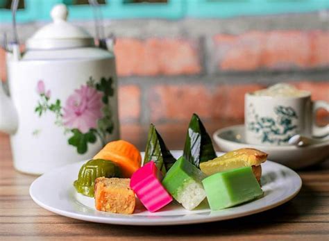 Usually used as an offering in temples, the huat (which refers to the cake's rising process as well as representing 'prosperity' in hokkien) kuih packs a double punch with a light pandan fragrance and an addictively fluffy texture. 7 Places To Get Really Good Nyonya Kuih In KL & PJ