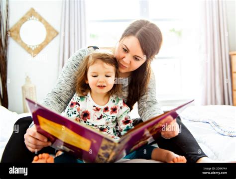 Una Madre Y Una Hija Niño Leyendo Libro En La Cama Antes Ir A Dormir
