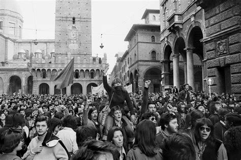 Il 77 A Bologna Le Foto Che Raccontano Unepoca La Repubblica