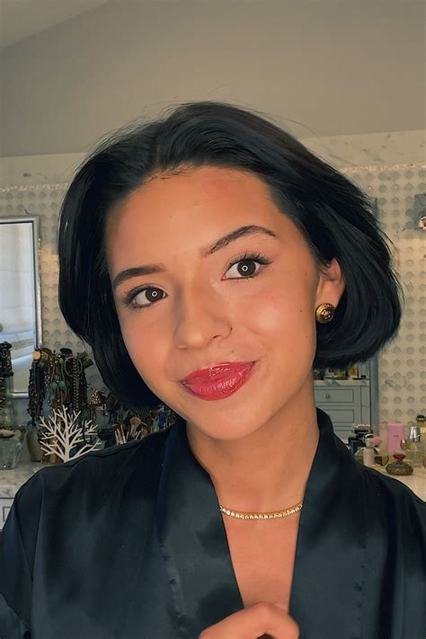 Ángela Aguilar muestra cómo cuida su piel y maquillaje en Secretos de