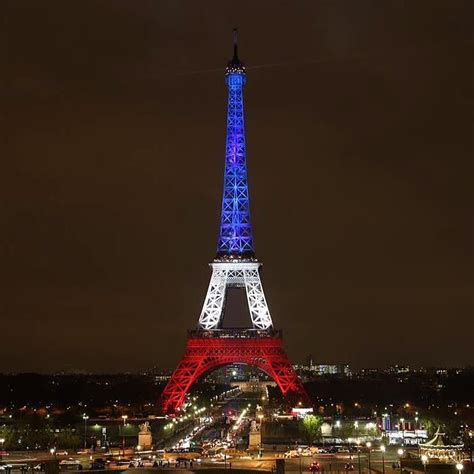 C'est après avoir gravi les 1710 marches qui mènent alors au sommet de la tour, qu'ils déploient le drapeau français célébré par 21 coups de canon. BuzzWebzine : magazine web tendance, blog geek & buzz ...