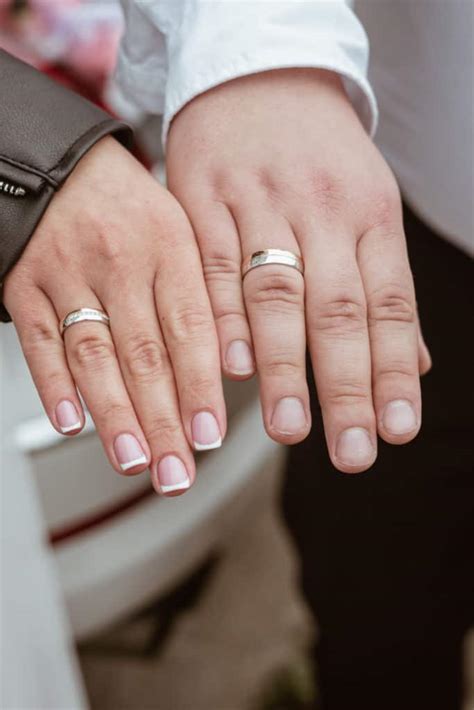 which finger does a wedding ring go on ddbasta