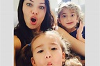 El divertido 'selfie' de Adriana Lima y sus hijas | Noticias - hola.com