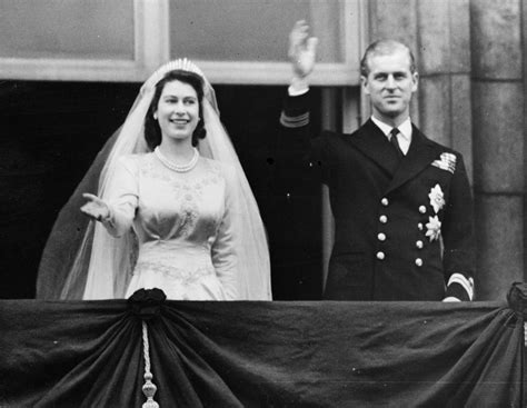 Trouvez les queen elizabeth young images et les photos d'actualités parfaites sur getty images. Why Queen Elizabeth II's Marriage to Prince Philip Caused ...