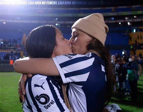 Rebeca Bernal y Janelly Farías celebran con un beso el campeonato de