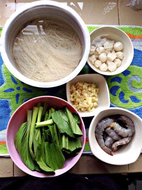 Masak daging/tulang dgn air dan rebus sampai. Sepanjang Jalan Kehidupan: Bihun sup chinese style simple