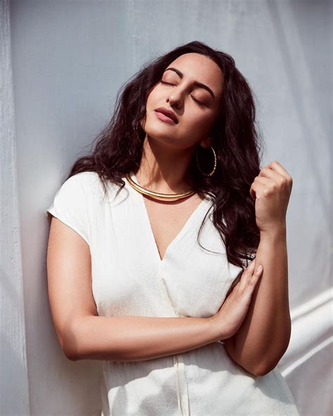 Sonakshi Sinha Shares Gorgeous Throwback Picture See Her Hottest Photos On Instagram News18