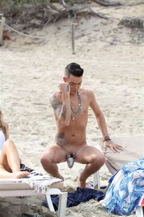 Bobby Norris Does Squats In His Ball Bag Well It S One Way To Get