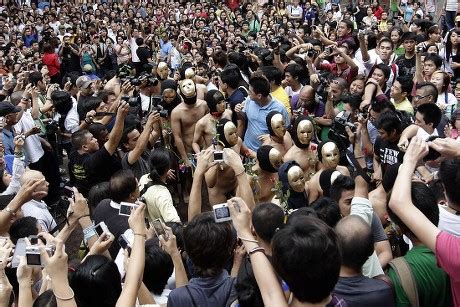 Filipino Naked Runners Cheered On By Redaktionelles Stockfoto
