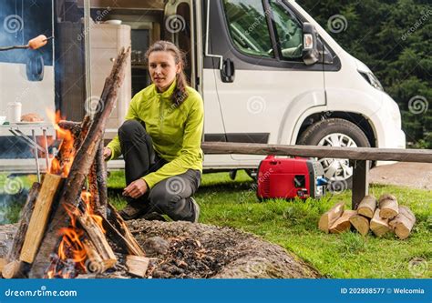 Kobieta W Wieku Lat Sama Z Kempingiem Rv Camper Van Camping Obraz