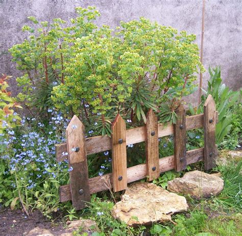 Aujourd'hui mardi 25 mai 2021, faites vous plaisir grâce à notre sélection barriere pour fleurs pas cher ! Petite barrière fabriquée avec des planches de palette ...