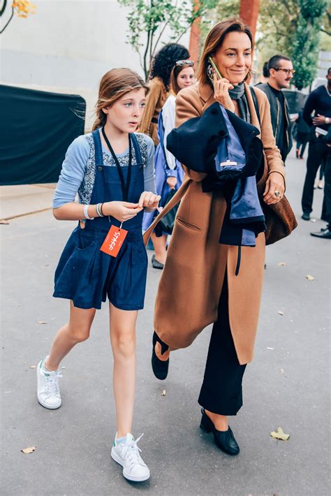 Sneakers, dark pants and a turtle neck sweater. Phoebe Philo after Celine show（画像あり） | ファッションスタイル, ファッション ...