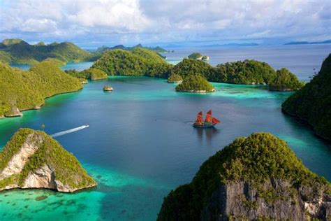 Pulau Wayag Ikon Wisata Raja Ampat Dengan Pemandangan Yang Dahsyat