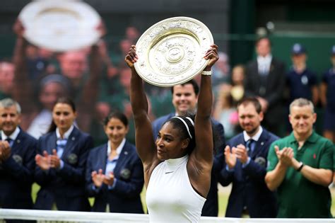 Migliaia di nuove immagini di alta qualità vengono aggiunte ogni giorno. Serena Williams poses with the Venus Rosewater Dish after ...