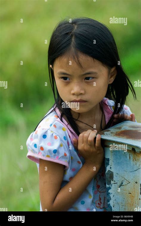 vietnamesische mädchen auf dem weg nach hanoi vietnam stockfotografie alamy