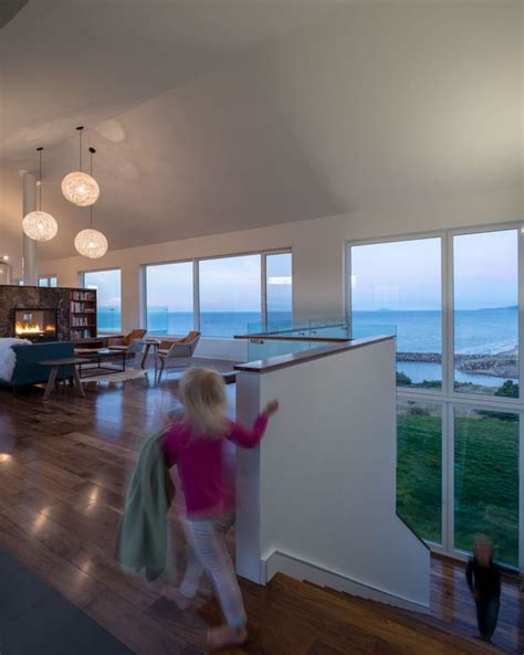 Minimalist Slope House Blends With Natural Surroundings Design De