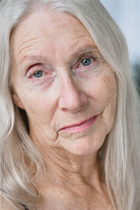 Portrait Of A Senior Woman With Grey Long Hairs Del Colaborador De