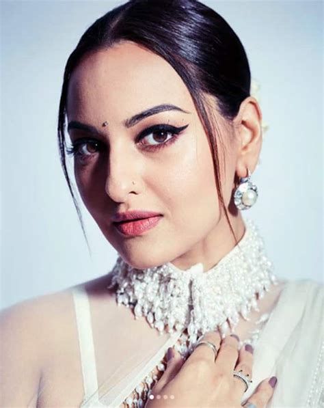 Sonakshi Sinhas Pink Saree Festive Look Has Style Comfort And Sex Appeal Check Viral Photos