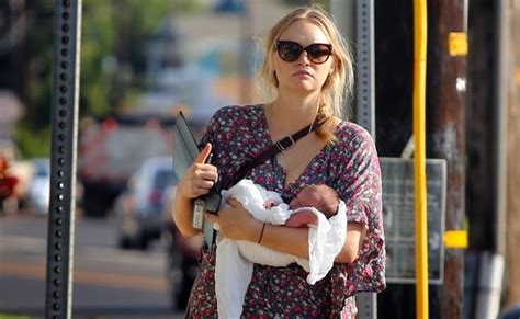 Gemma Ward Takes Her Newborn Daughter Out In Hawaii The Front Row View