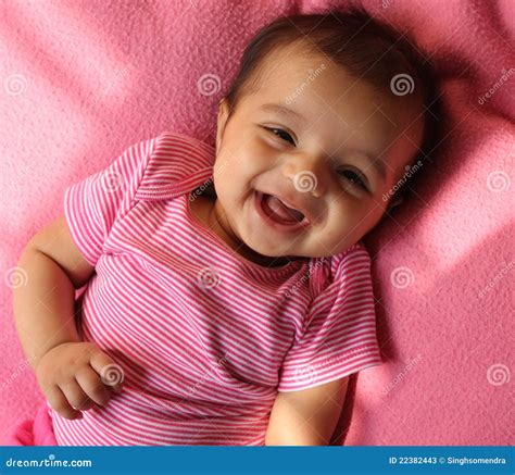 Lachendes Asiatisches Baby In Den Rosafarbenen Tüchern Stockbild Bild
