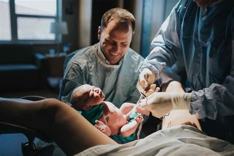 35 Raw Birth Photos Of Dads Welcoming Their Babies Into The World