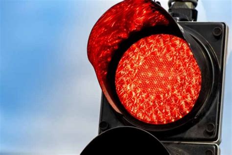 Flashing Red Traffic Light What To Do When You Encounter One