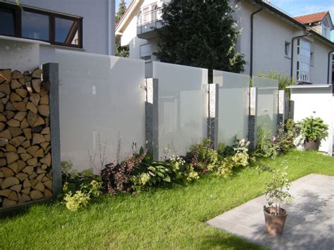 Dadurch leuchtet und schillert der zaun in den verschiedensten farben und ist definitiv ein hingucker! Glas und Edelstahl als Sichtschutz im Garten - Modern ...