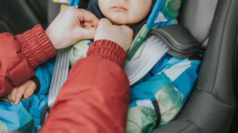 Así de peligroso es llevar a los niños con abrigo en la sillita del coche